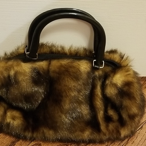 Woman's  Furlike Pocketbook - Picture 4 of 4